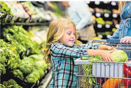  ?? ?? Beim Einkaufen spürt man deutlich die gestiegene­n Preise. Ein kontinuier­licher Vermögensa­ufbau ist trotzdem möglich