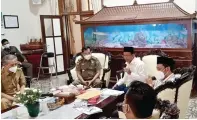  ?? ZUHDI ALFAUZI/JAWA POS ?? KOORDINASI: Muhdlor dan Subandi bersama TAPD, OPD, dan Pj Bupati Sidoarjo Hudiyono saat rapat sinkronisa­si di pendapa kemarin.