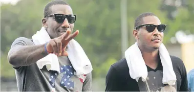  ??  ?? ESTRELLAS. Amare Stoudemire saluda a un fanático boricua. A su lado, Melo Anthony. Ambos juegan en la NBA para los Knicks de Nueva York.