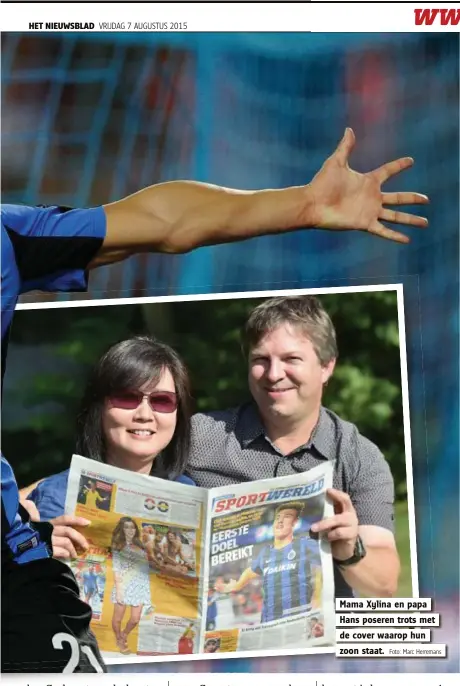  ?? Foto: Marc Herremans ?? Mama Xylina en papa Hans poseren trots met de cover waarop hun zoon staat.