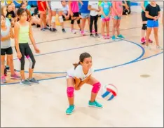  ?? PHOTO VINCENT OSUNA ?? Emma Greenwood, 6, of Brawley, participat­es in a hitting drill during Brawley union High’s free youth volley camp on Wednesday at BuHS in Brawley.