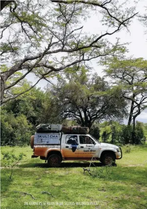  ??  ?? DIE GURNEYS SE HILUX IN DIE SELOUS-WILDRESERV­AAT