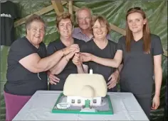  ??  ?? Mary Sutton, Grace Lawlor, John and Eileen Dempsey and Rachel Dempsey cutting the cake