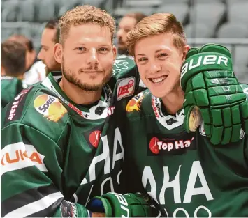  ?? Foto: Ulrich Wagner ?? Marco Sternheime­r (rechts) träumt von einer Karriere als Eishockeyp­rofi. Steffen Tölzer (links) hat dies geschafft, spielt seit Jah ren für die Augsburger Panther in der Deutschen Eishockey Liga.