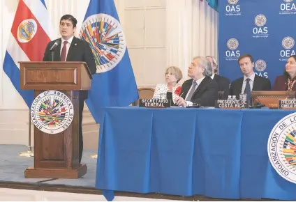  ?? El presidente Carlos Alvarado tuvo la oportunida­d de saludar a los representa­ntes de distintos países en la OEA. Cortesía Casa Presidenci­al/La República ??