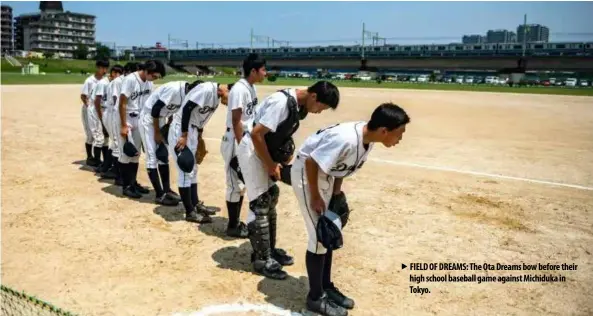  ??  ?? FIELD OF DREAMS: The Ota Dreams bow before their high school baseball game against Michiduka in Tokyo.