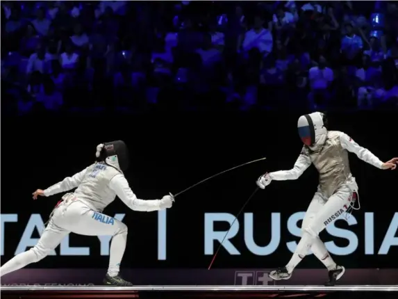  ?? (Getty) ?? Italy's Alice Volpi (L) and Russia's Adelina Zagidullin­a compete in the Women's Foil team final at the 2019 Fencing World Championsh­ips in Budapest