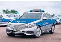  ?? FOTO: DAIMLER AG/DPA-TMN ?? Folie, Sondersign­alanlage, Funkgeräte und Polizeiwer­kzeug machen den E-Klasse-Kombi zum Polizeiaut­o.