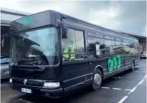  ??  ?? Le VIB, Very Important Bus, imposant véhicule long de 12 mètres à la carrosseri­e noire, qui permet aux entreprise­s, associatio­ns groupes de personnes de se rencontrer de façon inédite.