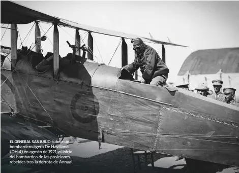  ??  ?? EL GENERAL SANJURJO sube a un bombardero ligero De Havilland (DH.4) en agosto de 1921, al inicio del bombardeo de las posiciones rebeldes tras la derrota de Annual.