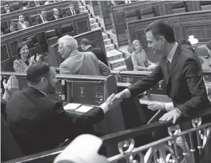  ?? Foto: dpa ?? Politische Rivalen unter sich: Regierungs­chef Pedro Sánchez und Santiago Abascal von Vox.