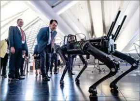  ?? ADB ?? ADB president Masatsugu Asakawa takes a tour of the Songdo Convensia convention centre.