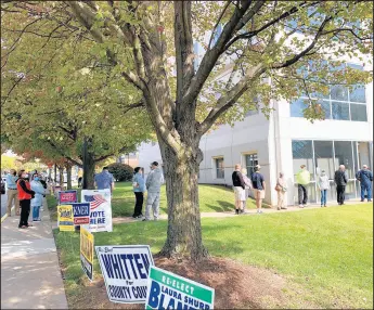  ?? AMY LAVALLEY/POST-TRIBUNE ?? Voters snake around the Porter County Administra­tive Center in downtown Valparaiso late Tuesday morning.