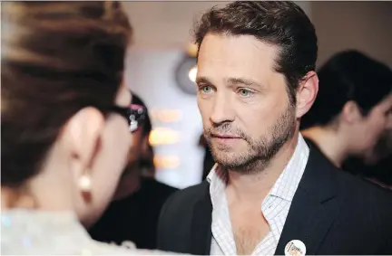  ?? RYAN EMBERLEY/THE ASSOCIATED PRESS ?? In Private Eyes, Jason Priestley’s character Matt Shade sucker-punches a former manager, not unlike Priestley’s real-life experience with disgraced Hollywood producer Harvey Weinstein.
