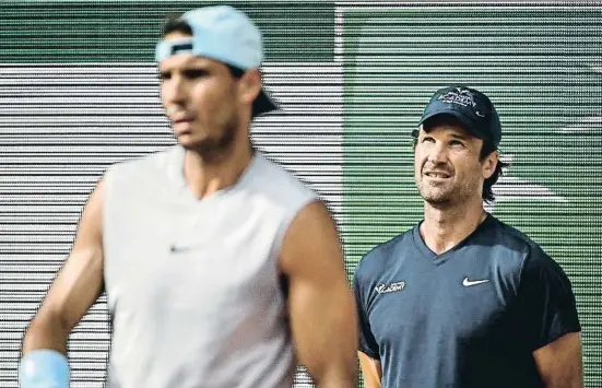  ?? BP ?? Carlos Moyà supervisan­t un entrenamen­t del seu deixeble, Rafael Nadal, aquests dies a París