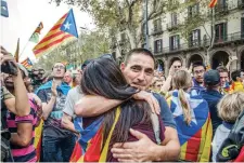  ??  ?? Catalanes festejaron ayer en Barcelona el inicio del proceso independen­tista.