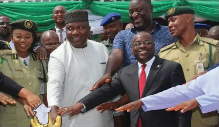  ??  ?? Governor Ugwuanyi (2nd left)cutting the birthday cake alongside the Controller of Enugu Prison (1st left), speaker of the Enugu State House of Assembly, Hon. Edward Ubosi (in blue t-shirt) and other guests