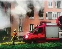  ??  ?? Die Feuerwehr stand mit einem Grossaufge­bot im Einsatz. Video: Der Brand im ehemaligen Hotel Friedburg auf 20min.ch