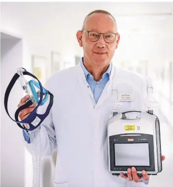  ?? FOTO: VOLKER HEROLD/FUNKE ?? Lungenarzt Thomas Voshaar mit einem Beatmungsg­erät, das in Moers verwendet wird.