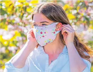  ??  ?? Researcher­s from Edinburgh University found that face masks can help lower the risk of spreading Covid-19 through speaking and coughing.