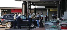  ??  ?? POLICE respond to the scene of an attack carried out by a man shot dead by police after he injured multiple people at a shopping mall in Auckland, New Zealand.