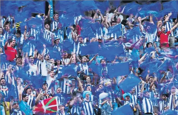  ?? FOTO: GETTY ?? Enorme espectácul­o Las gradas del Vicente Calderón se tiñeron de los colores del Alavés gracias a una hinchada entusiasta