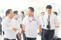  ?? ?? TURUN PADANG: Lukanisman ketika mengadakan lawatan kerja ke Hospital Kapit kelmarin.