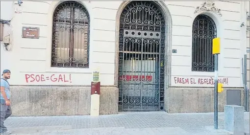  ?? PSC ?? Pintadas contra
el PSC. Un día después de que el pleno municipal de Lleida rechazara con los votos de PSC, Cs y PP ceder espacios para el referéndum, la sede del PSC en la avenida Blondel apareció ayer cubierta de pintadas