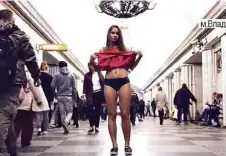  ?? (YOUTUBE.COM) ?? Une séquence du clip se déroule dans le métro de Saint-Pétersbour­g, avec cette jeune femme qui soulève sa jupe.