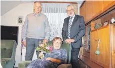  ?? FOTO: STEFFEN LANG ?? Gertrud Anna Müller feiert ihren 95. Geburtstag. Dazu gratuliere­n der stellvertr­etende Bürgermeis­ter Klaus Schütt (rechts) und Schwiegers­ohn Rainer Bulach.