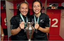 ?? GETTY IMAGES ?? Sarah Goss, right, holds the World Cup with Portia Woodman.
