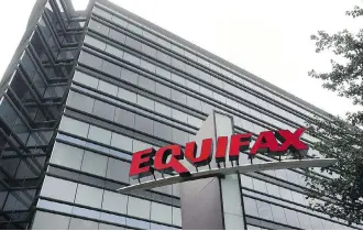  ?? MIKE STEWART/THE ASSOCIATED PRESS FILES ?? Canadian consumers say they have not received enough informatio­n or support compared with Americans after the Equifax breach that compromise­d personal informatio­n.