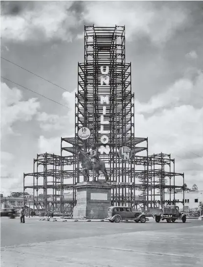  ?? MANUEL RAMOS ?? El edificio de la Lotería Nacional en proceso de construcci­ón, septiembre de 1940.