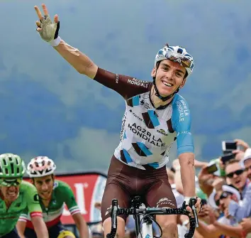  ?? AFP ?? Romain Bardet feiert seinen Etappensie­g vor dem neuen Leader Fabio Aru (M.) und Rigoberto Uran (l.).