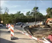  ??  ?? Bientôt, un giratoire pour accéder en toute sécurité aux résidences les Haut-de-Roquefort. (Photo Fab. B.)