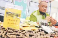  ??  ?? PROSES: Luqman Ardy Salleh kini dalam proses pembanguna­n semula perusahaan­nya dalam menghasilk­an produk wangian berasaskan tumbuhan gaharu ketika ditemui di Promosi Kraf Malaysia sempena Sambutan Ulang Tahun Ke-60 MYDIN di Kuching semalam.