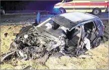  ??  ?? Regelrecht zerfetzt wurde der VW Polo des 46-Jährigen, der von der Feuerwehr aus dem Wrack geschnitte­n werden musste.