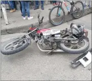  ?? IVM ?? Tras el choque la placa del carro implicado quedó incrustada en la moto.