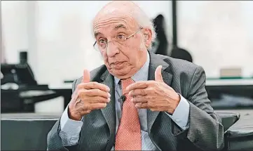  ??  ?? NEGOCIACIó­N. Para el economista Carlos Leyba, lo que se va a negociar con el FMI no es el monto, sino cómo trasladar esa deuda en el tiempo.