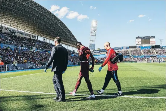  ?? DANI DUCH / ARXIU ?? Ousmane Dembélé abandonant el camp del Getafe al setembre després de trencar-se el tendó del bíceps femoral; va haver de passar pel quiròfan