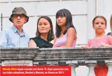  ??  ?? Woody Allen sigue casado con Soon-yi. Aquí aparecen con sus hijas adoptivas, Bechet y Manzie, en Roma en 2011.