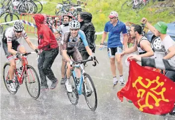  ?? FOTO: DPA ?? Bei der Königsetap­pe der Tour de France 2016 zur Bergankunf­t in Andorra mussten die Radprofis wie hier Romain Bardet durch strömenden Regen fahren.