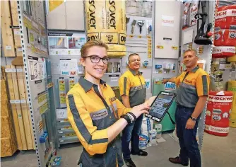  ?? FOTO: THOMAS SEEBER ?? Hornbach-Mitarbeite­rin Marissa Benz, Marktleite­r Stefan Schwarz und Bezirkslei­ter Volker Guth (r.) zeigen das neue Touchpad, mit dem der Kunde die Ware scannt.