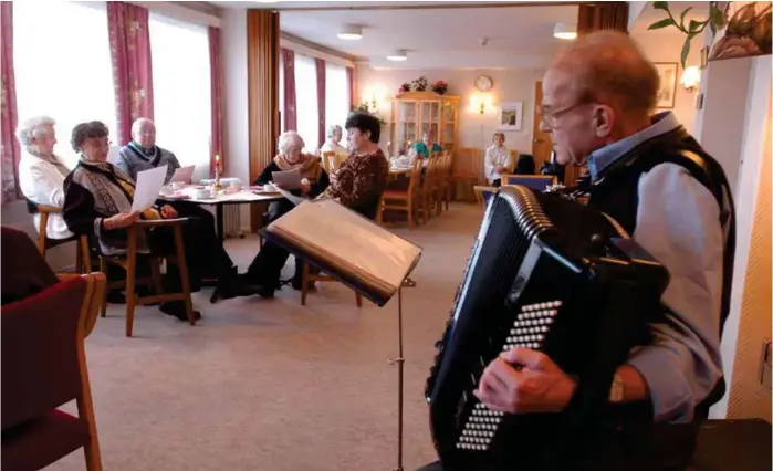  ?? ARKIVFOTO: FRED IVAR UTSI KLEMETSEN ?? NO COUNTRY FOR OLD MEN: Det er kjekt på eldresente­r, men Vestlandet må nok leve av noko anna enn dét etter olja. Her frå Solheimsvi­ken Seniorsent­er.