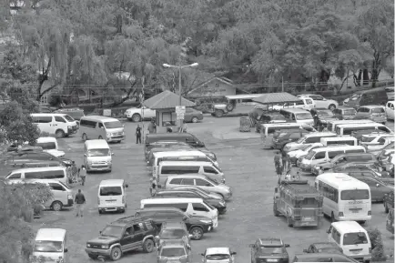  ?? Photo by Milo Brioso ?? PARKING ETIQUETTE. With scarce parking area in the city, a lady lawmaker has proposed to prohibit the act of standing to assure parking slots which has caused some altercatio­ns among motorists.