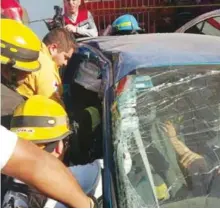  ??  ?? Bomberos realizaron maniobras especiales para extraer a dos mujeres. Cortesía