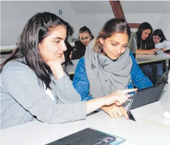  ?? FOTO: EVA WINKHART ?? Konzentrie­rt arbeiten die Schüler der Wirtschaft­soberschul­e in Riedlingen an einer ersten kleinen Präsentati­on mit ihren neuen Tablets.