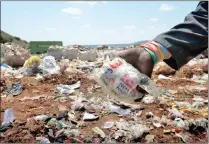  ?? PICTURE: OUPA MOKOENA/AFRICAN NEWS AGENCY (ANA) ?? A recycler risks contractin­g listeriosi­s by picking up polony to eat at the Heatherly dump site.