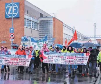  ?? FOTO: GUNNAR M. FLOTOW/DPA ?? Mitarbeite­r protestier­en gegen den geplanten Stellenabb­au bei ZF Friedrichs­hafen. Tausende Jobs fallen bei den Autozulief­erern weg.