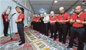  ?? PIC BY TUAN ASRI ?? Tabung Haji (TH) Malaysian 1439H haj delegation head Datuk Seri Syed Saleh Syed Abdul Rahman (in white) performing ‘solat hajat’ with TH staff members in Makkah yesterday.